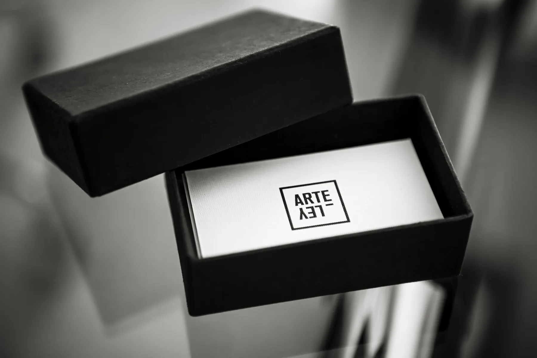 Caja abierta con tarjetas de ARTELEY