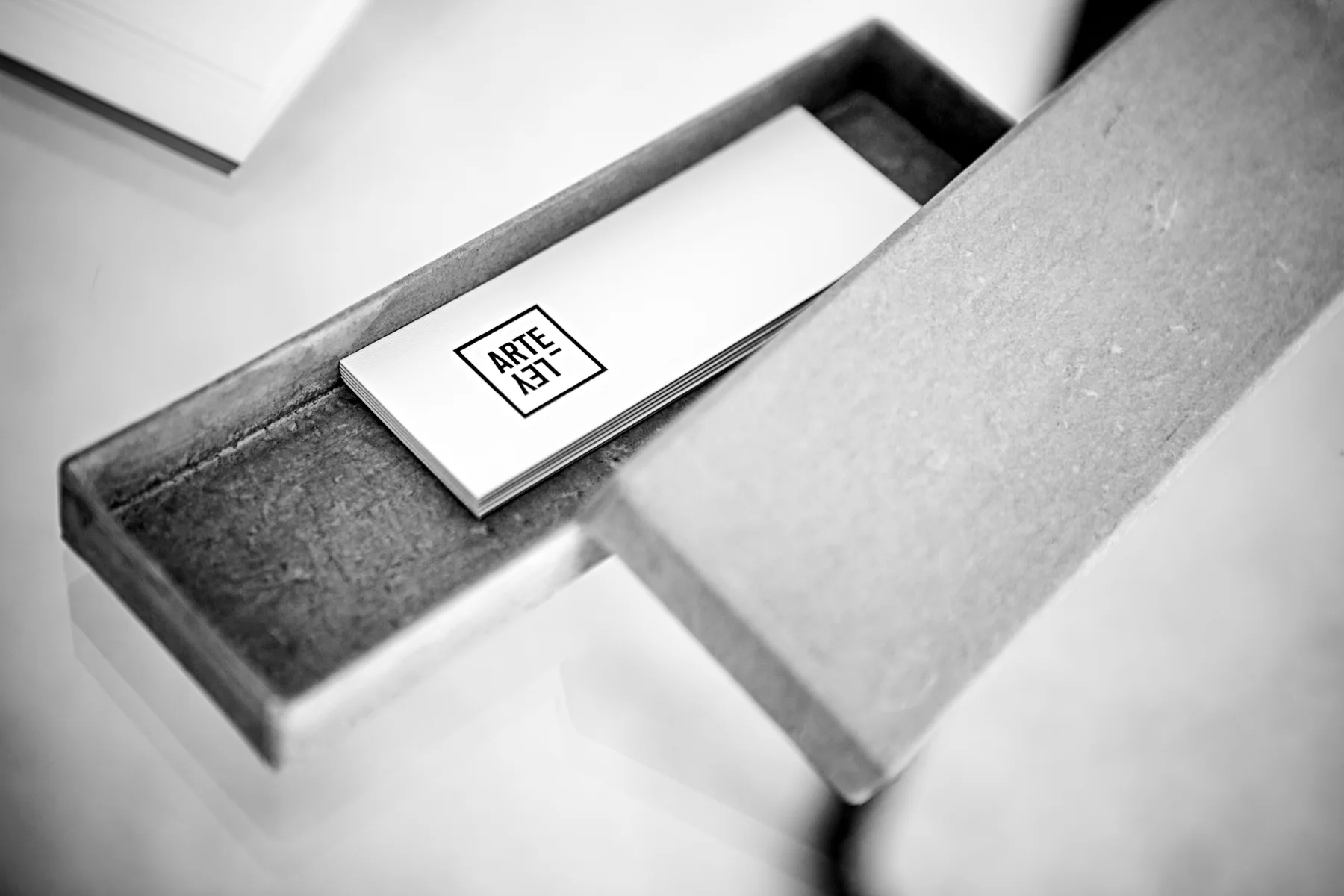 Tarjetas de ARTELEY sobre una pieza arquitectónica